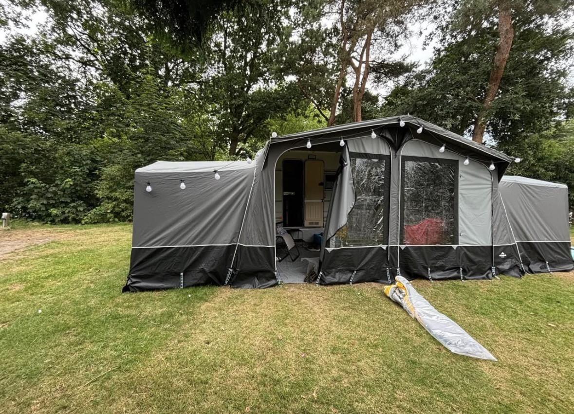 Caravan met voortent en luifel
