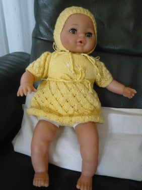BABYPOP MET ZACHT LIJF EN SLAAPOOGJES 40 CM