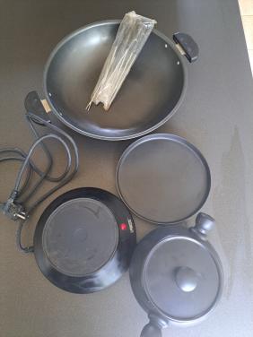 Electrische wok, fondu pan met vorkjes en bakplaatje