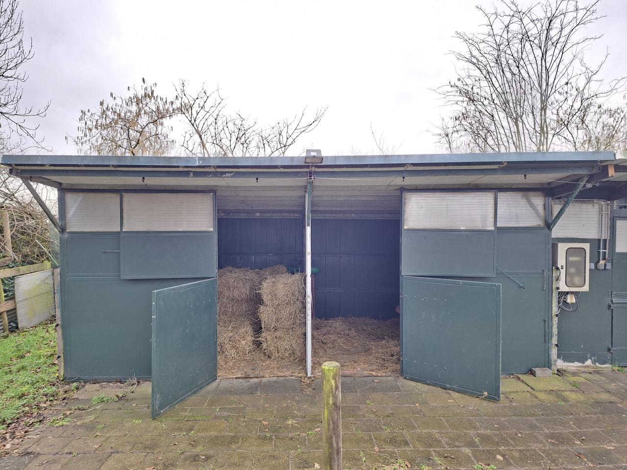 Schuilstal / stallen te koop moet zsm weg.