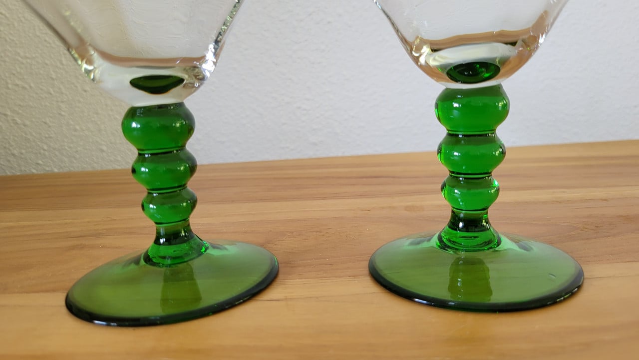 Set van 2 kleine vintage wijnglazen met groene voet