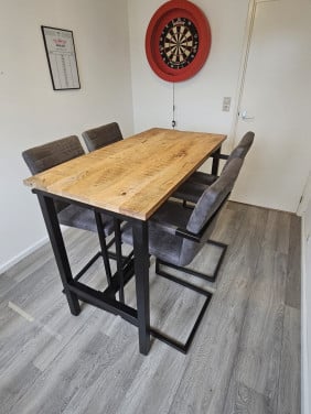 Bar tafel plus stoelen tekoop.
