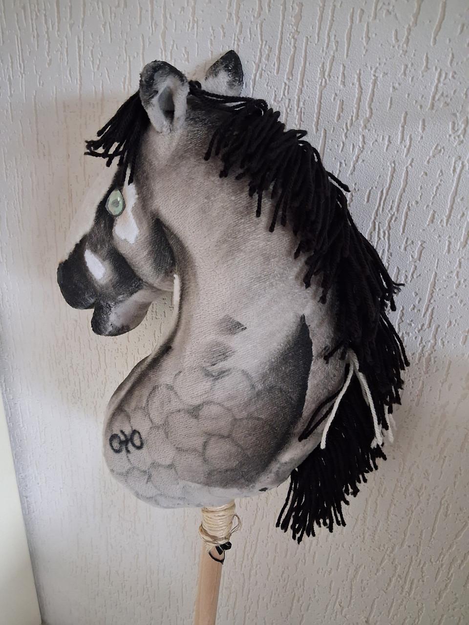 Hobby horse met spullen