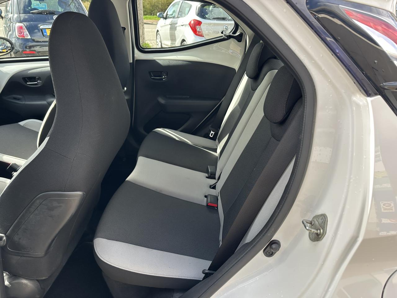 TOYOTA AYGO 1.0 VVT-i x-play | Airco | 3 maanden garantie | Vol jaar APK