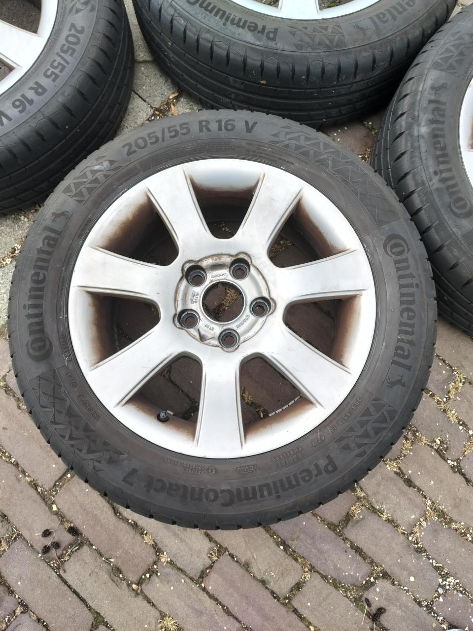 Continental Premium Contact 7 banden met velgen 205/55/R16