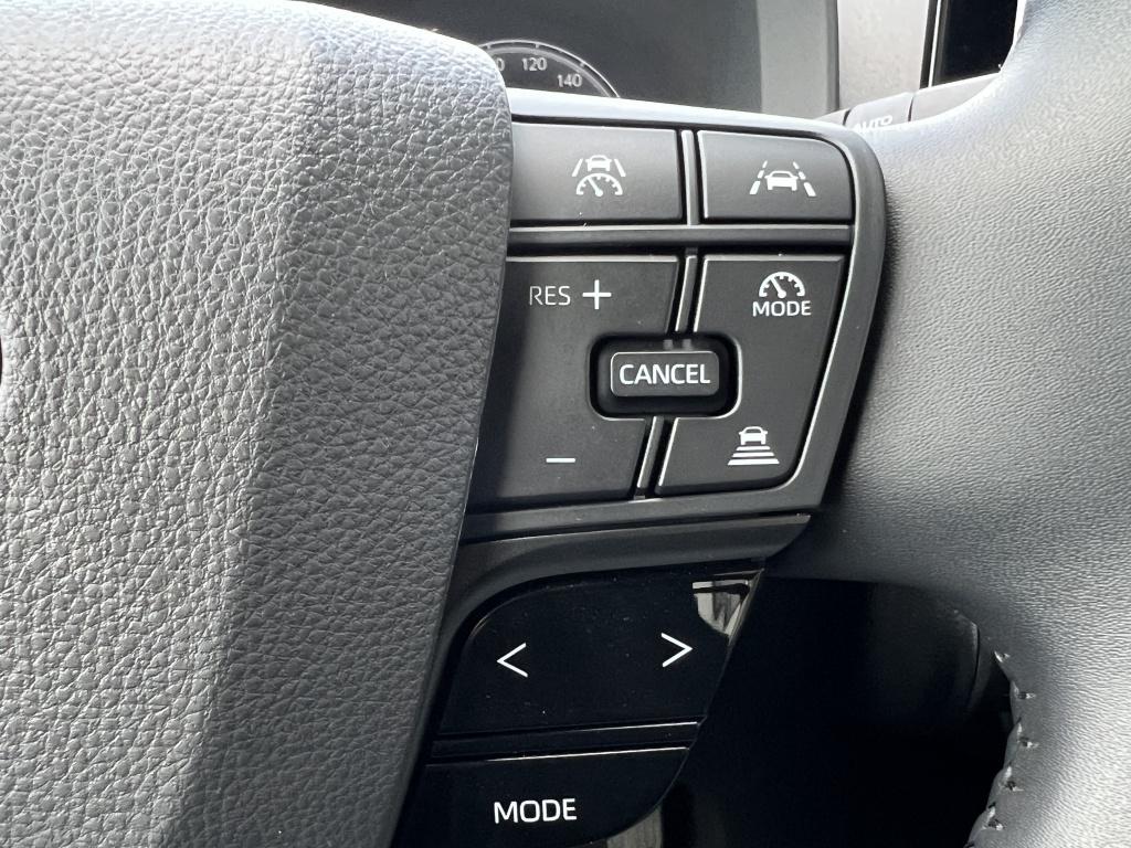 Toyota C-hr 1.8 hybr 140 first