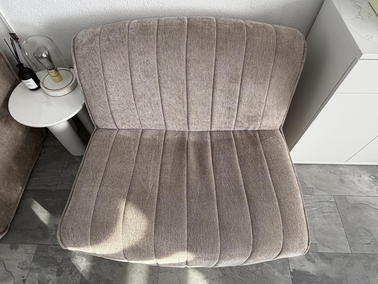Twee comfortabele bankjes
