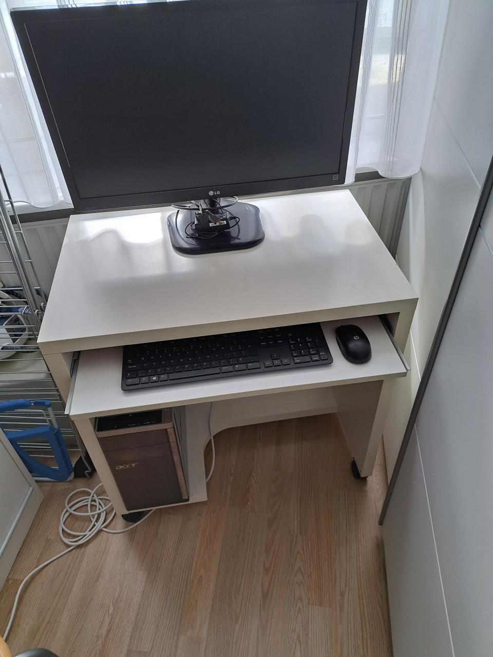 Acer pc compleet met monitor en draadloos toetsenbord en muis.