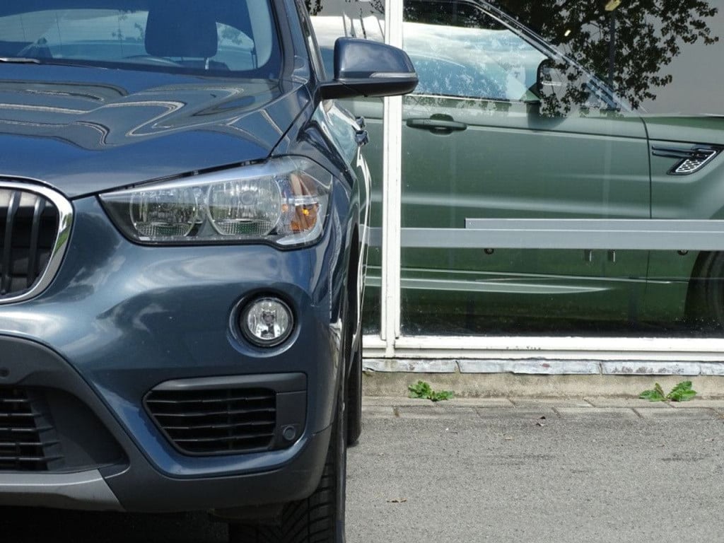 BMW X1 sdrive18i executive automaat | apple carplay | | el. koffer | 17"