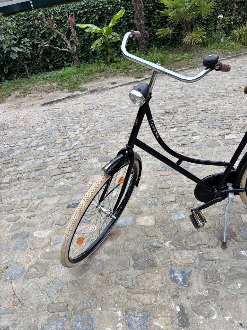 Zwarte oma fiets met zijtassen, framemaat 53cm (volwassen maat)