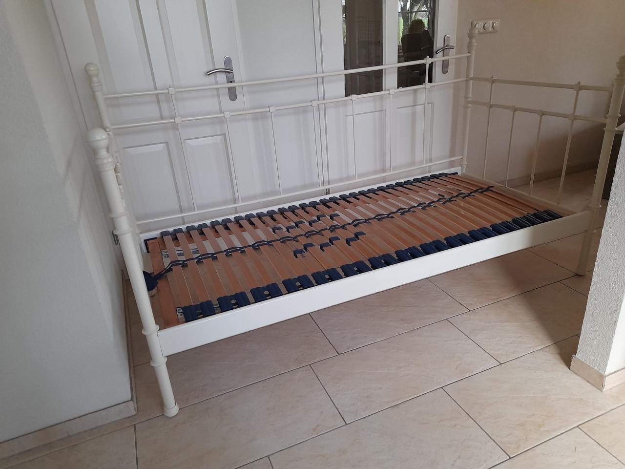 Metalen 1 persoons bed 90x 200 met verstelbare lattenbodem (in goede staat)