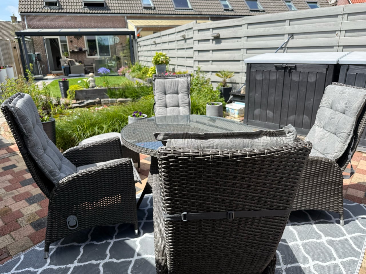 Mooi 7 delig tuinset met verstelbare stoelen!