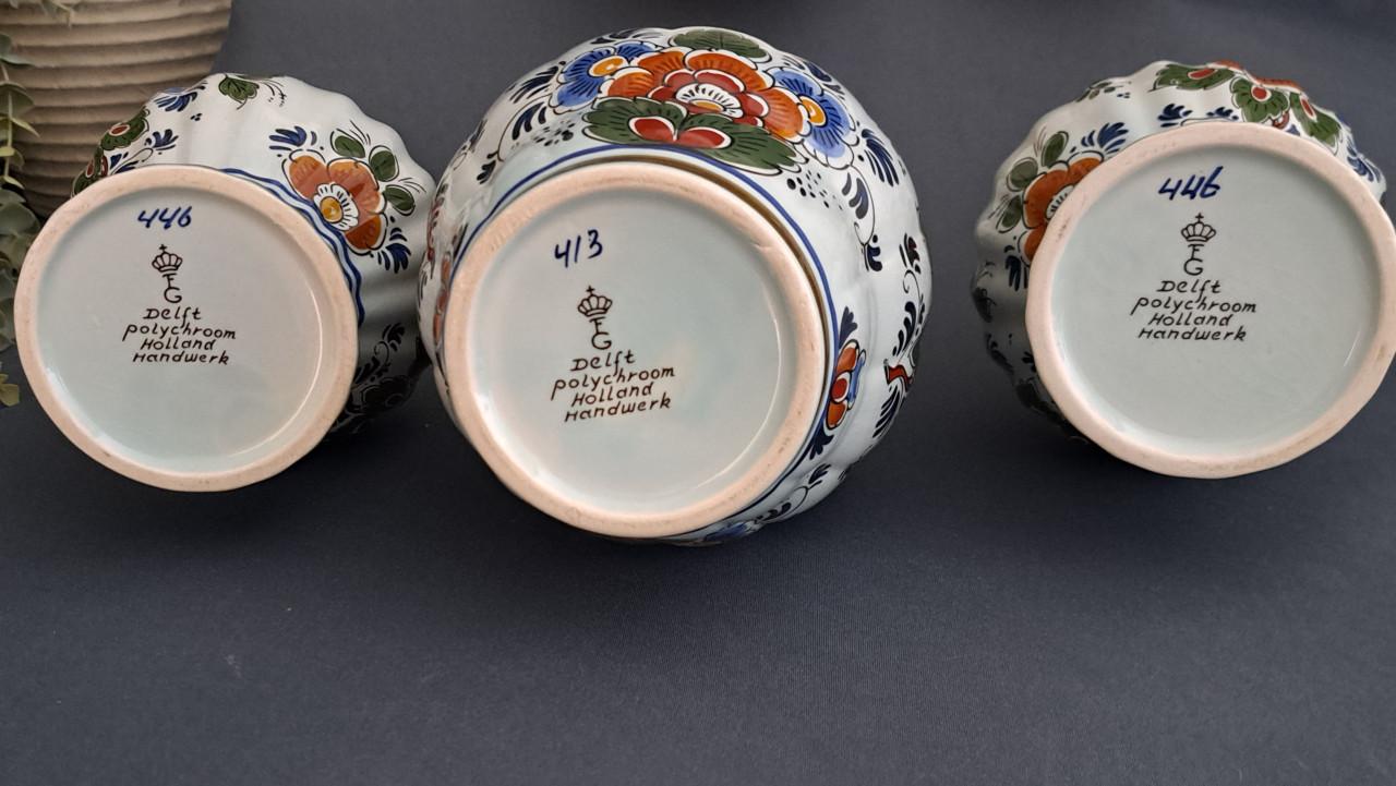 Delfts polychroom set van porseleinen vazen