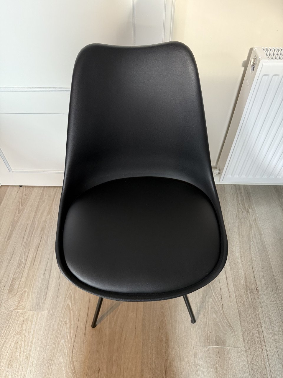 Tafel met eetkamerstoelen