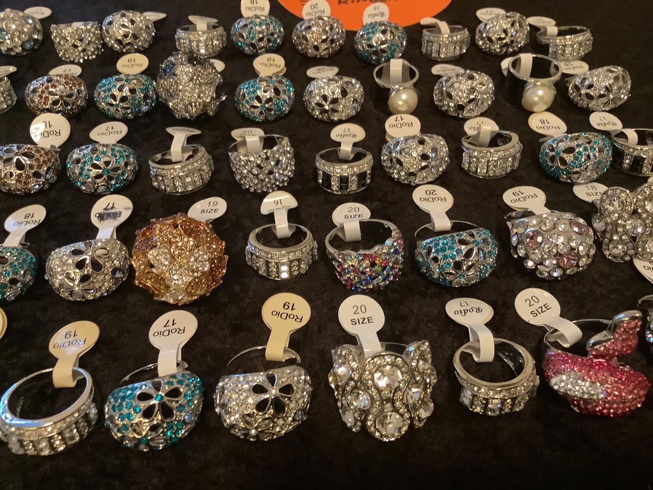 Partij mooie nieuwe ringen. ( partij 89)