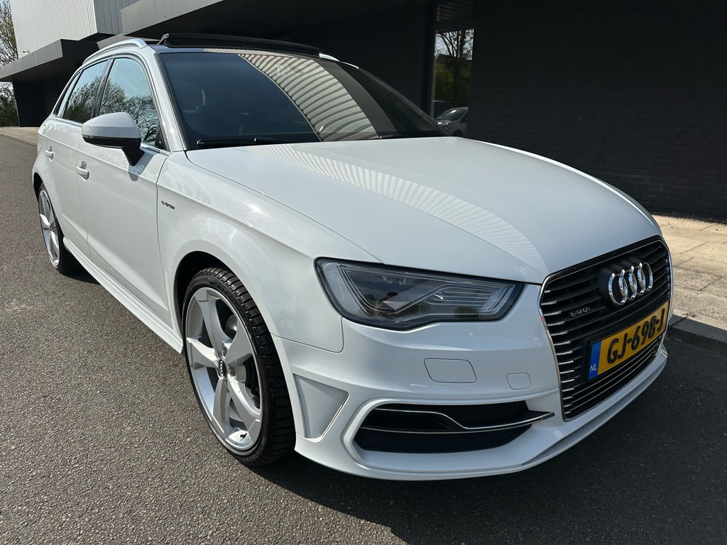 Audi A3 sportback 1.4 e-tron ambition plus // s-line // pano