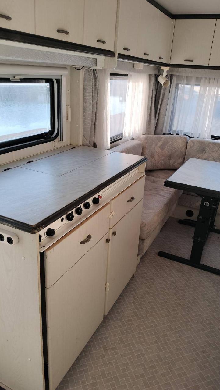 Hobby 460 met voortent en luifel