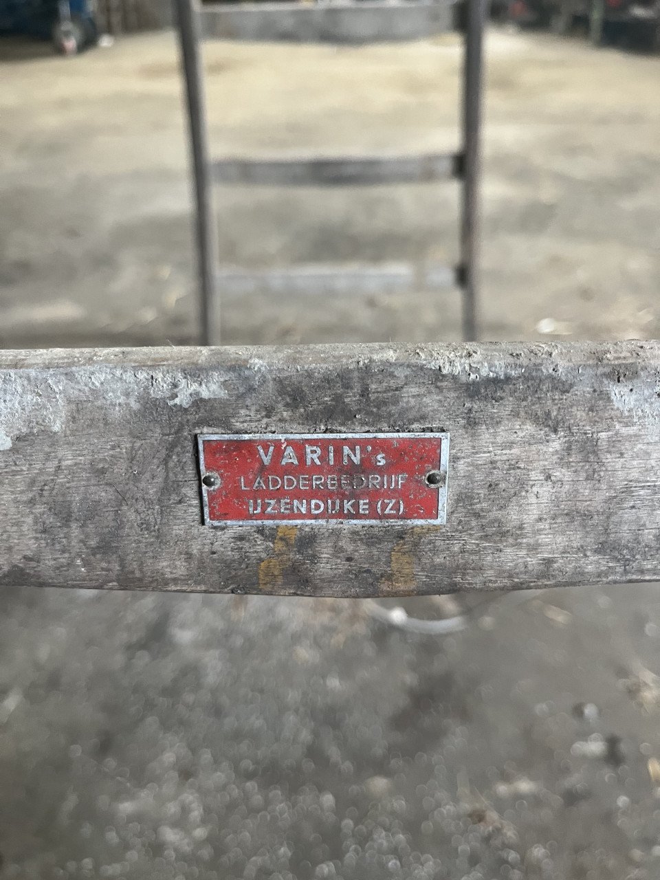 Antieke uitklap- en schuifbare houten ladder