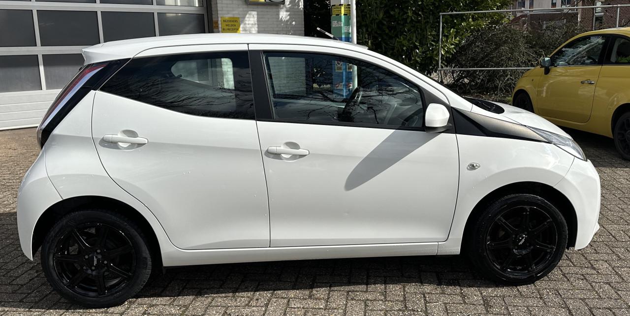 TOYOTA AYGO 1.0 VVT-i x-play | Airco | 3 maanden garantie | Vol jaar APK