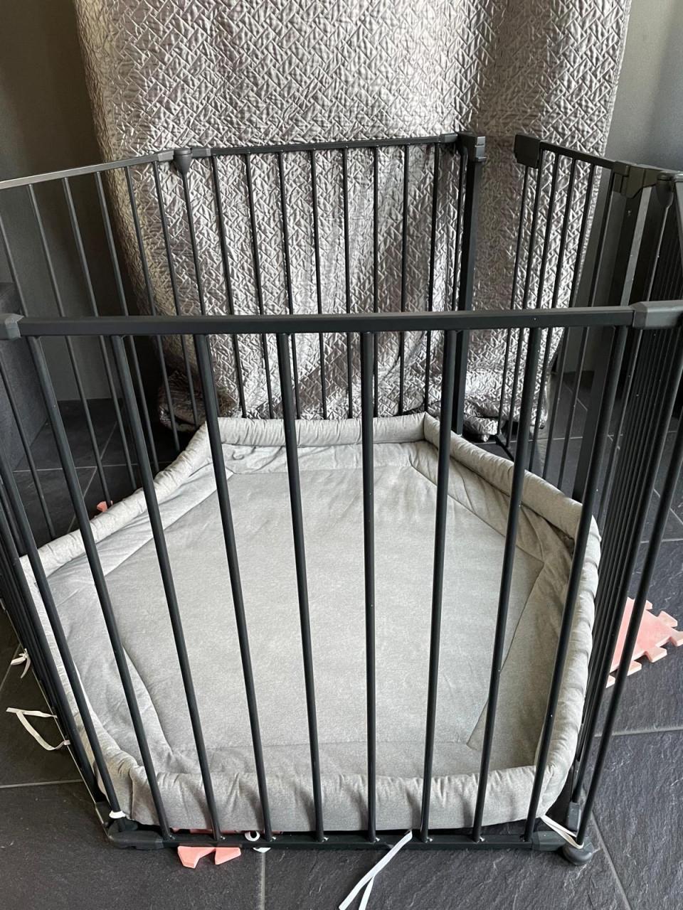 Zwarte metalen grondbox