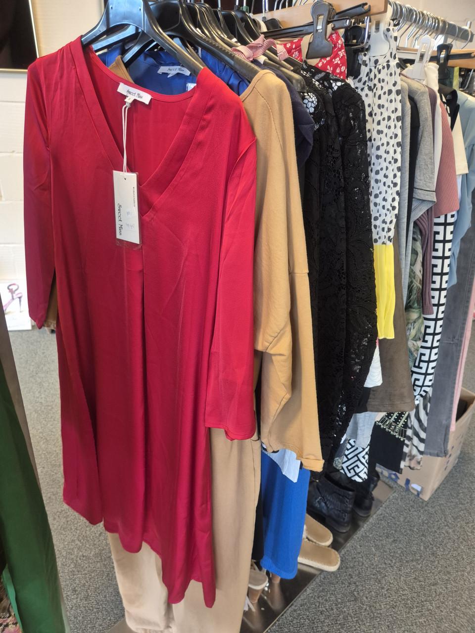 Partij nieuwe dameskleding