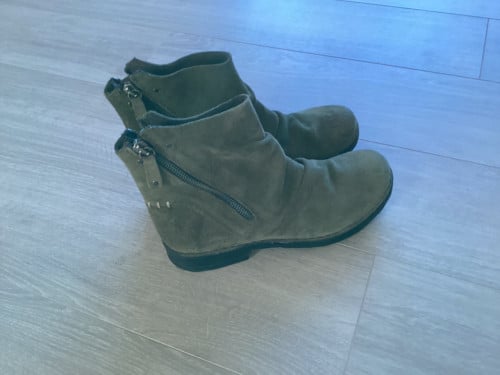 Nieuwe enkellaarsjes groen suede maat 37