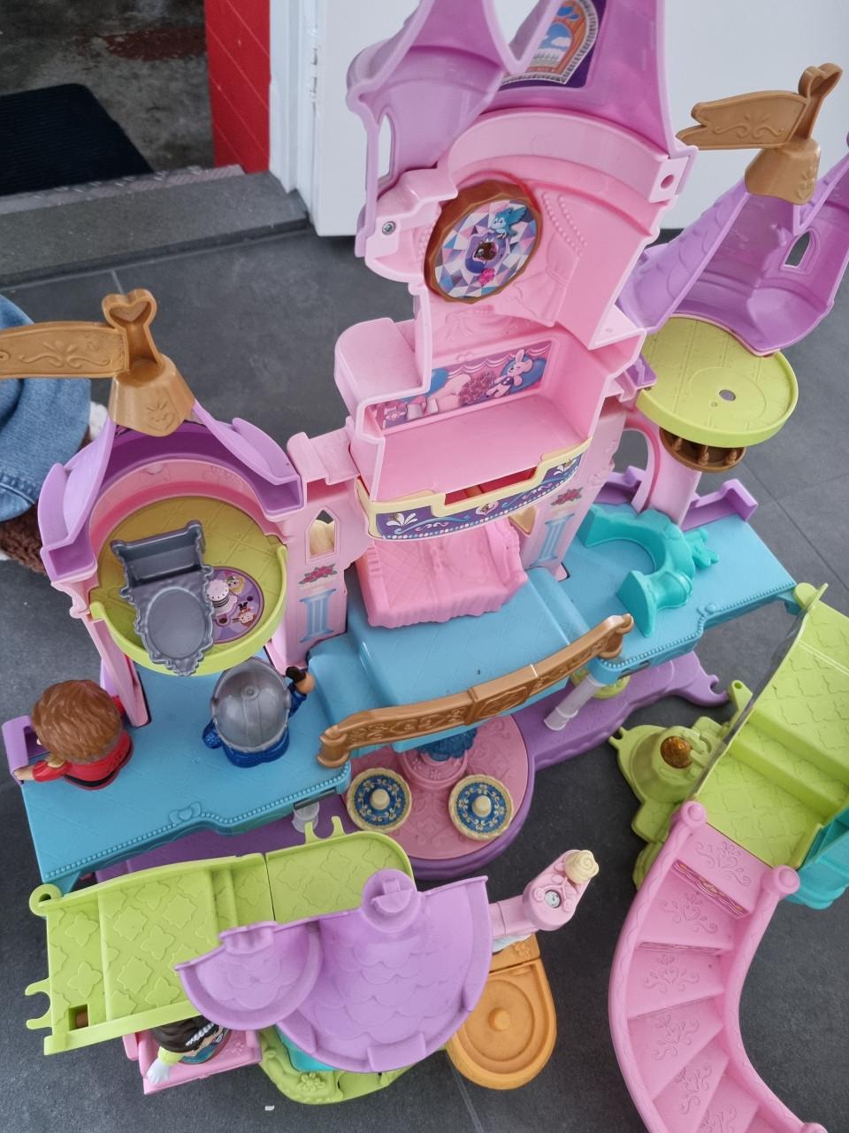 Kasteel met poppetje en paarden