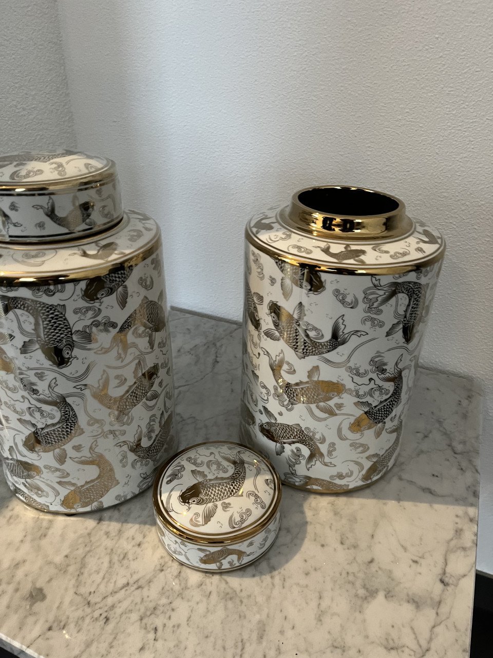 Twee decoratieve potten met gouden koi karpers