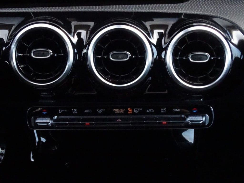 Mercedes-Benz A-Klasse 180 business solution widescreen cockpit