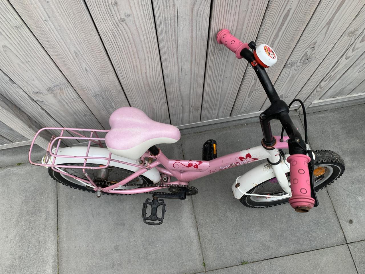 Leuke roze kinderfiets van het merk Sundvall, 16inc