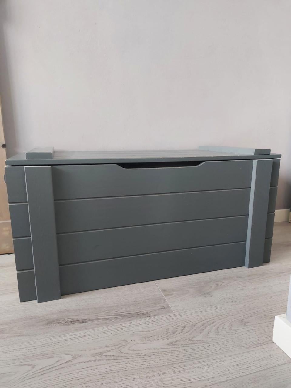 Kledingkast en speelgoedkist van Woood Dennis