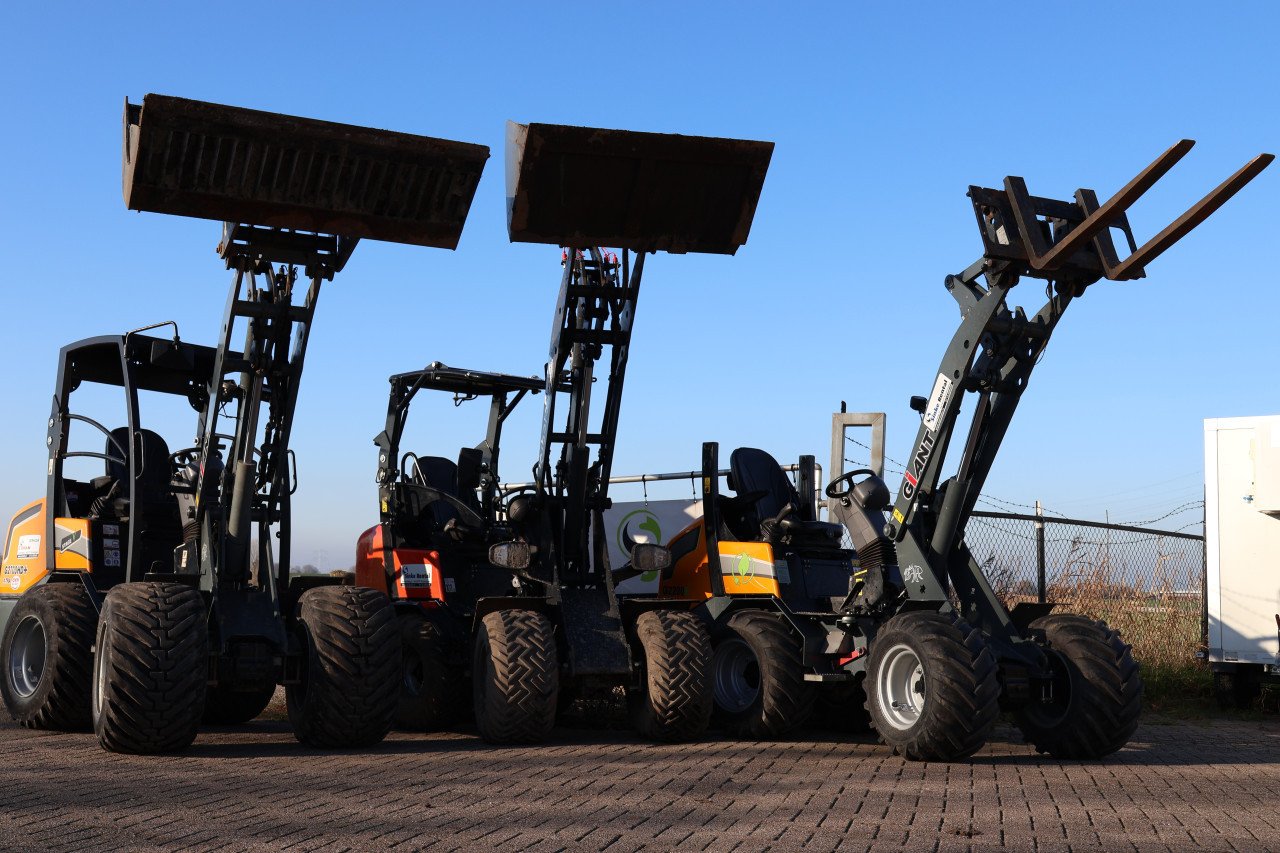 Te huur: Shovel, wiellader met schepbak, puinbak, vorken of veegborstel