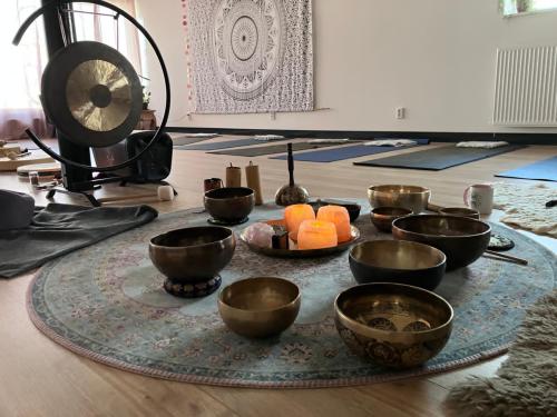 Klankschaalreis met schaal op je lijf en meditatie