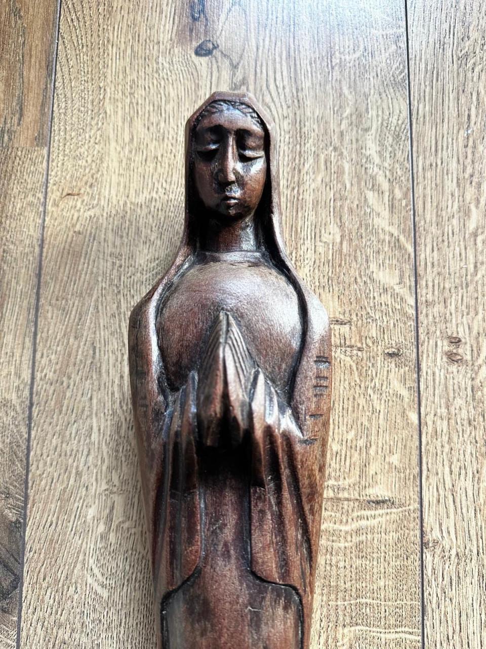 Hout gestoken beelden. Afrikaans en Maria beeld