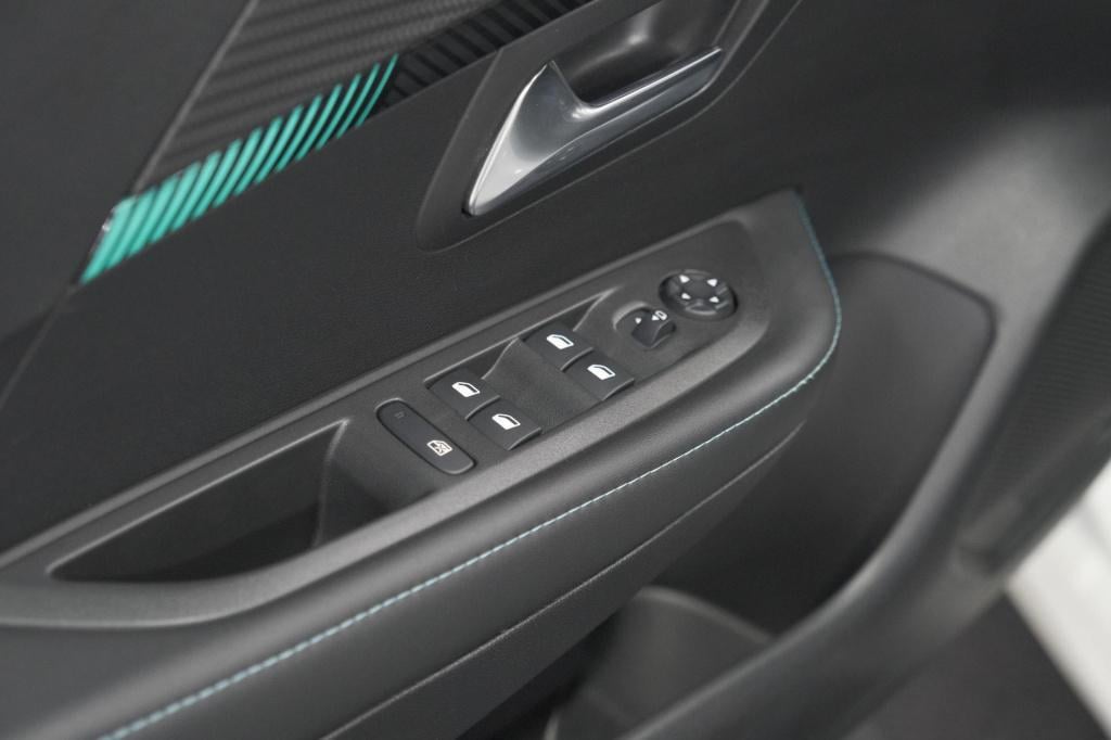 Peugeot 208 puretech 130 eat8 allure pack | adaptieve cruise control | navi