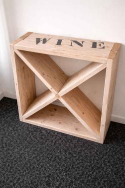Stoere stijgerhouyten wijnrek/ kast