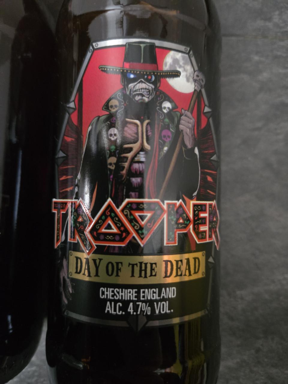 3 flesjes Trooper bier, ontwikkeld in samenwerking met de band Iron Maiden
