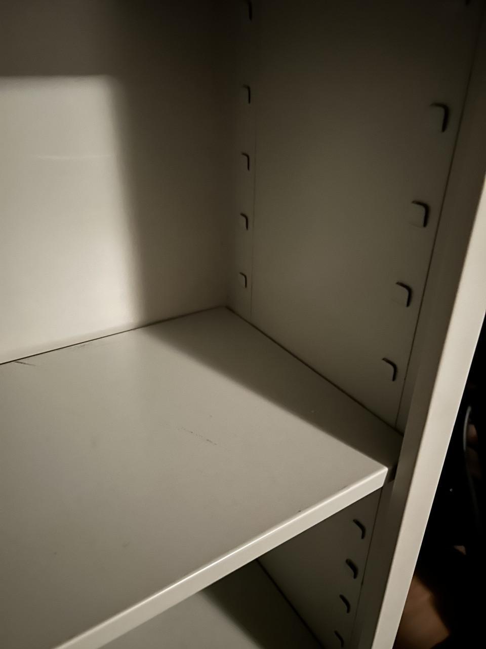 Metalen leg-/boekenkast met boorden