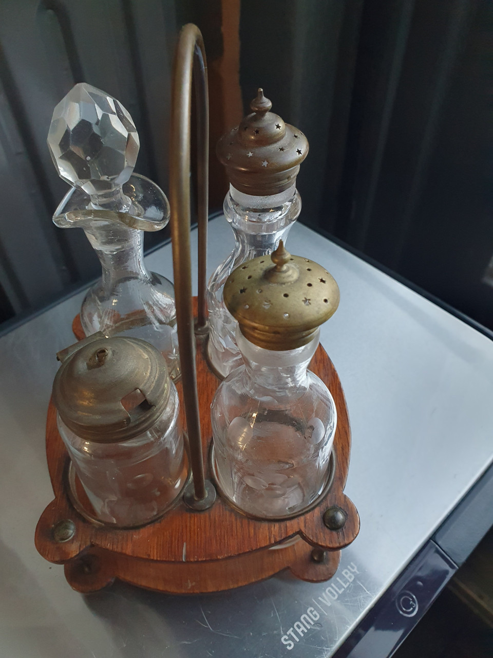Prachtig antiek vinegar set met geslepen glazen accessoires..