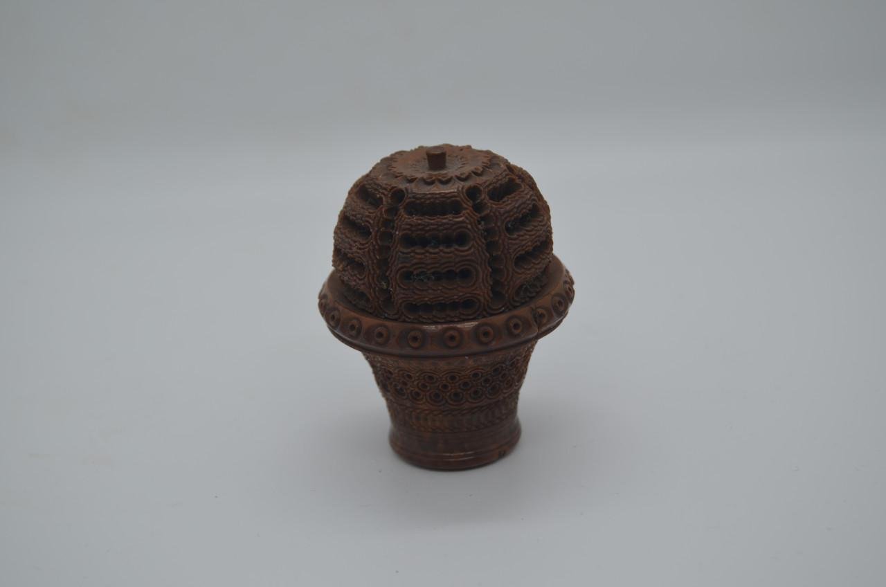 Handgesneden coquilla noten strooiers en pomanders (6)