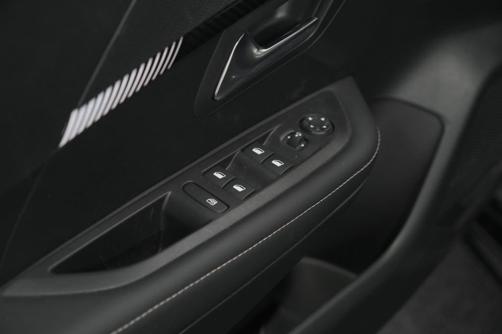 Peugeot 208 puretech 100 allure | 360 camera | dodehoekdetectie | stoelverw