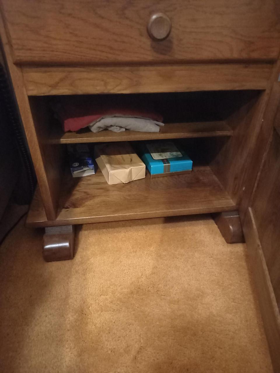 2 donker eiken nacht kastjes  10 euro