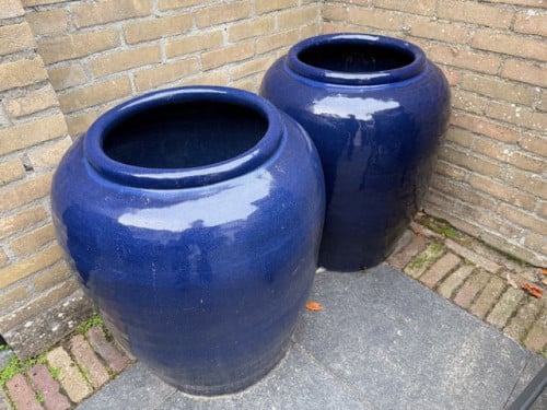 Twee grote glazuur blauwe bloempotten