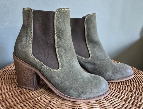 Enkellaarsjes groen suede