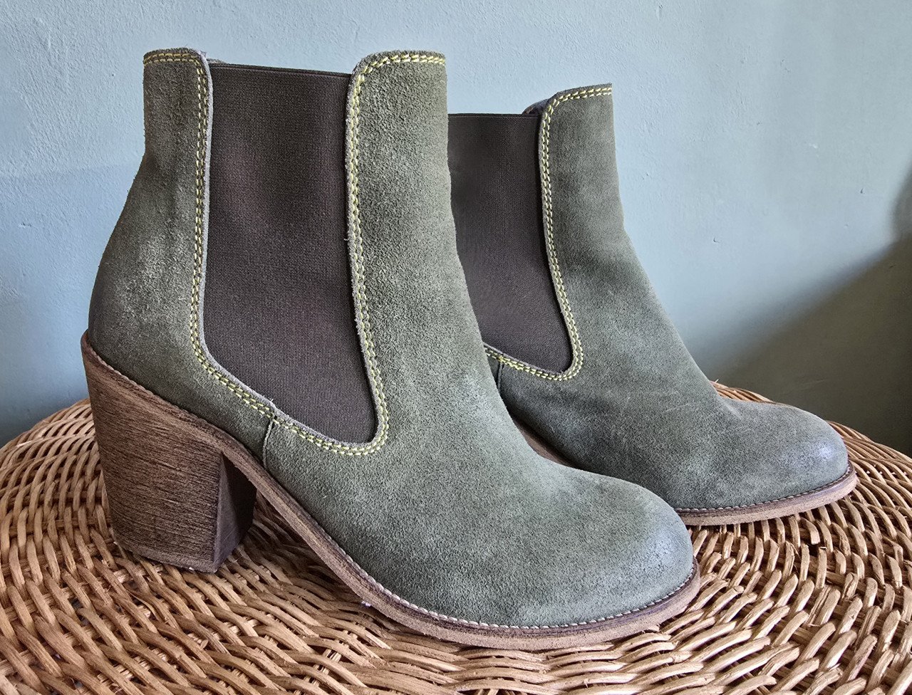Enkellaarsjes groen suede