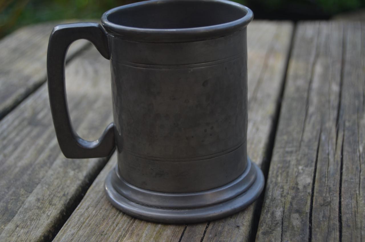 Gordon Highland Ale + nog 1 tinnen bierpullen glazen bodem