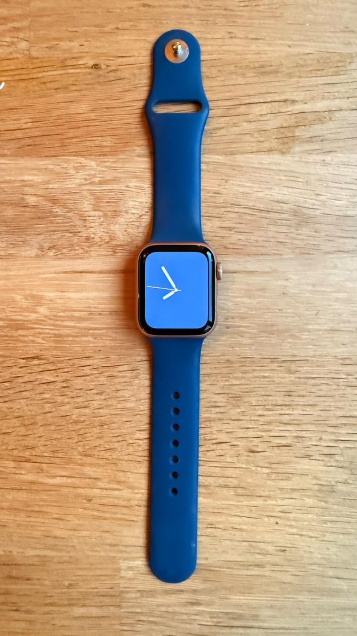 Apple Watch SE 2021 - 40mm - Roségoud - Als nieuw, altijd beschermd.