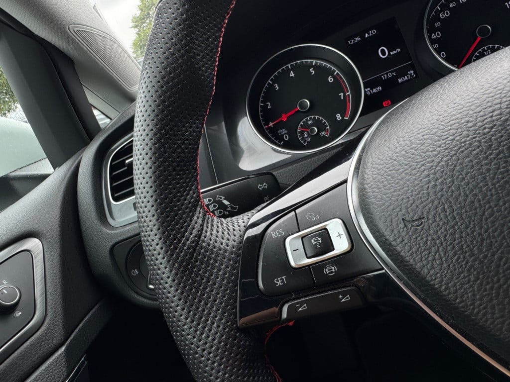 Volkswagen Golf 1.0 tsi r-line * navigatie * adaptieve cruise control * pdc