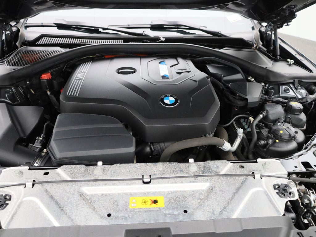 BMW 3-serie 330e | automaat | navigatie | half-leer | adaptive cruise contr