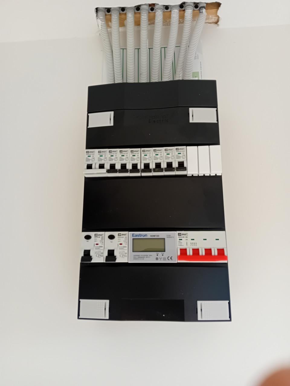 Elektromonteur bied zich aan .